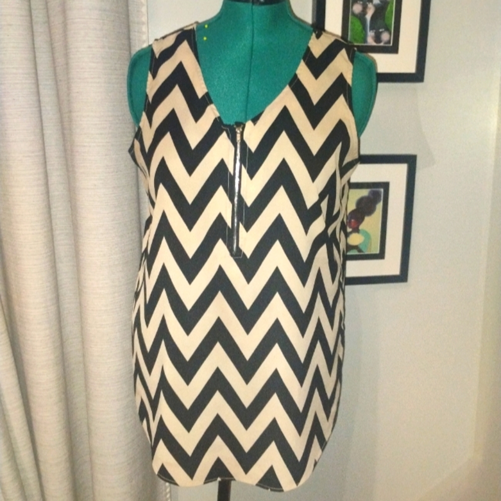 Tacera Zig Zag Black & Cream Sleeveless Blouse Sz M